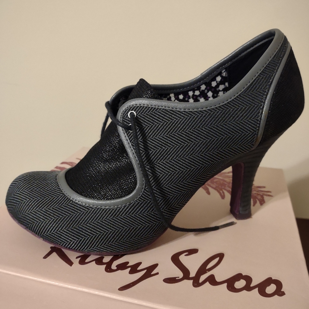 Unique women's shoe - size 8